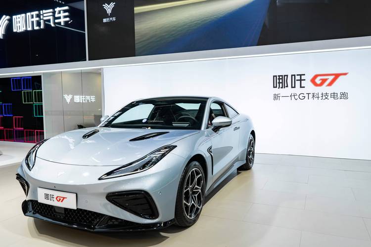 深圳247哪吒汽车在智能汽车领域的表现，领途汽车在新能源汽车市场中的影响力